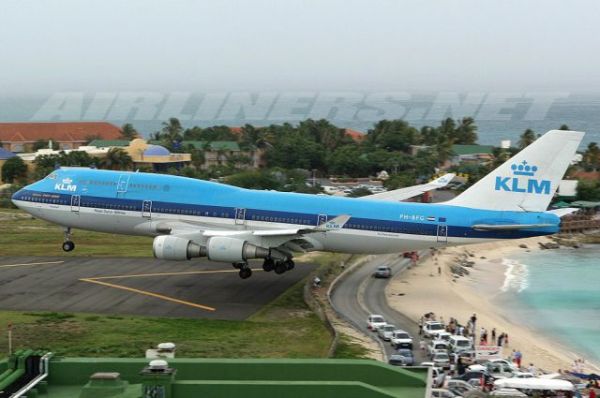 KLM Boeing 747 landt op Sint Maarten