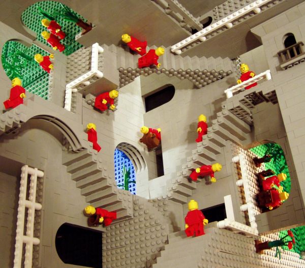 Escher speelt met Lego