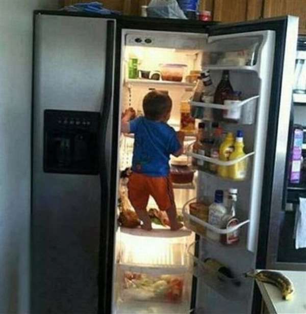 Hongerig kind in de koelkast